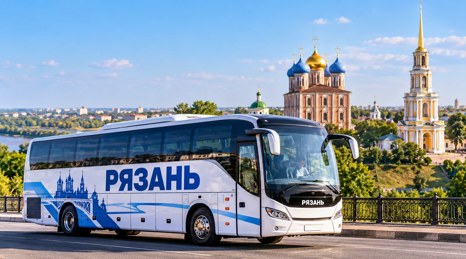 Пассажирский автобус Рязань на фоне города Рязань
